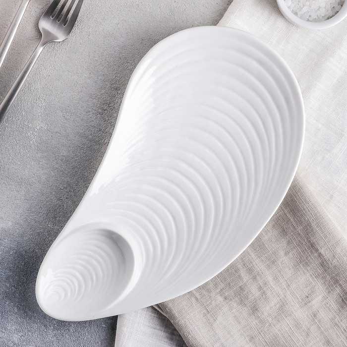 Блюдо керамическое с соусником «Ракушка», 28×15×2 см, цвет белый - фото 1 - id-p223802964