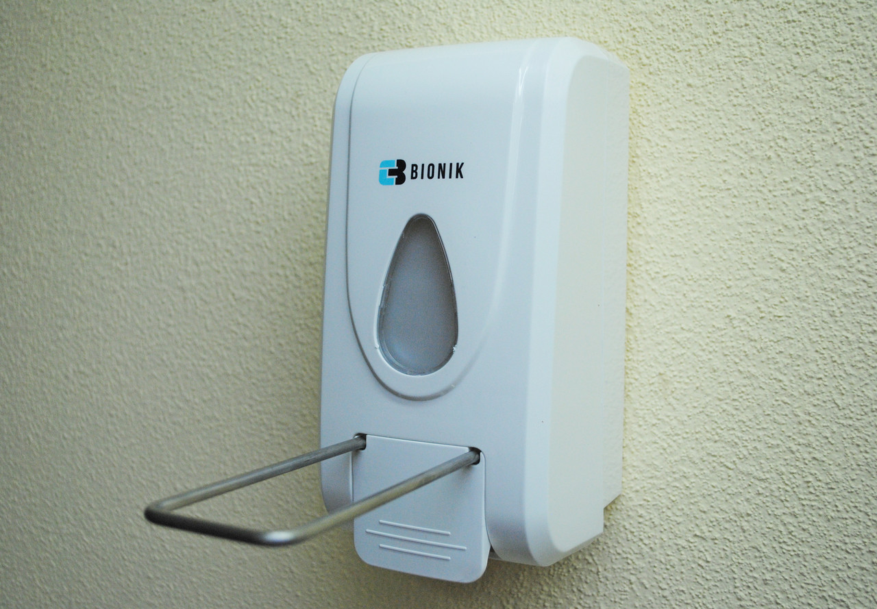 Локтевой дозатор для мыла BIONIK BK1021 с замком, запирается на ключ. - фото 7 - id-p223811453