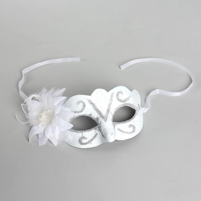 Карнавальная маска белая с узором с цветком - фото 1 - id-p223814361