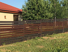 Забор из металлического горизонтального штакетника (двусторонний штакетник/односторонняя зашивка) высота 2 м