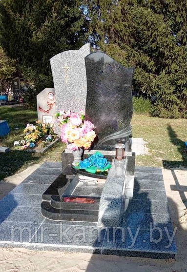КОМБИНИРОВАННЫЙ ОДИНОЧНЫЙ ПАМЯТНИК ИЗ СЕРОГО И ЧЁРНОГО ГРАНИТА