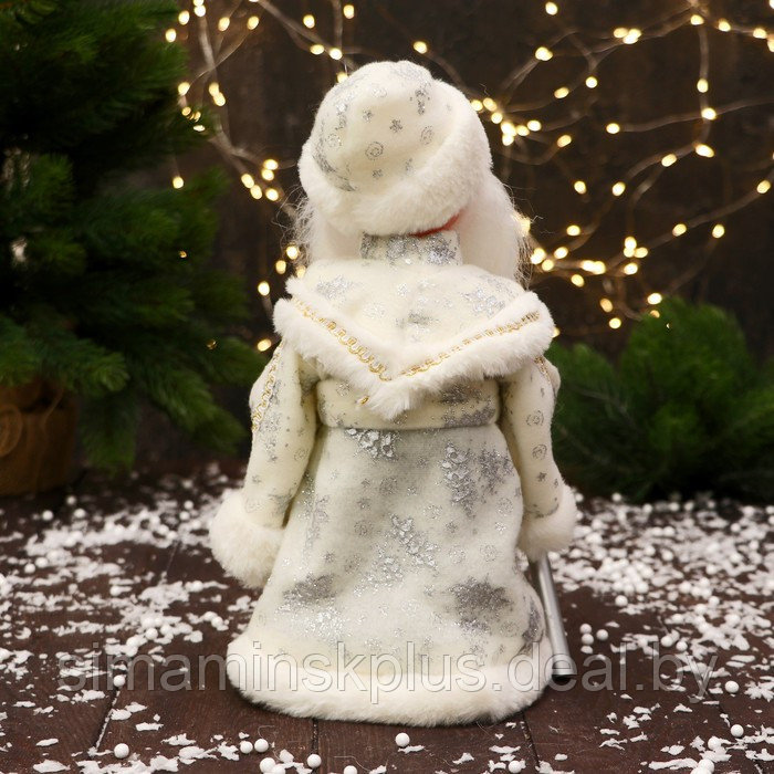 Дед Мороз "С фонариком на посохе и узорами на шубке" 30 см, двигается, белый - фото 3 - id-p224029051