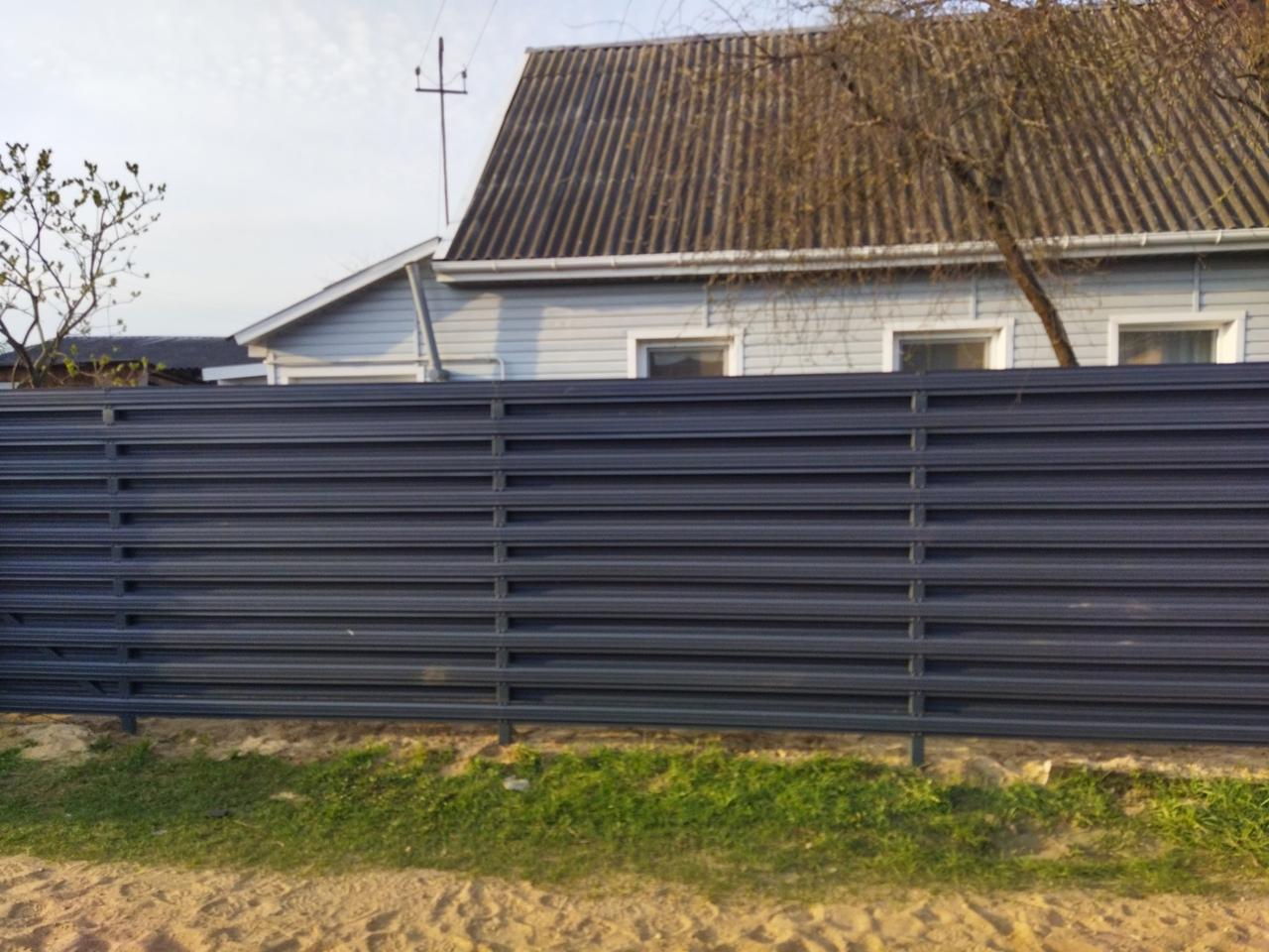 Забор из металлического горизонтального штакетника (двусторонний штакетник/двухсторонняя зашивка) высота 2 м - фото 1 - id-p139531894
