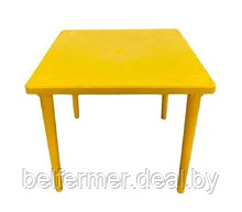 Пластиковый стол квадратный (желтый)