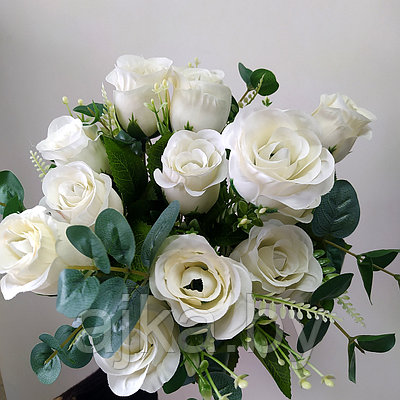 Букет из искусственных роз с эвкалиптом 50 см, белый