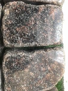 Брусчатка гранитная галтованная,бордо 10*7*5 см (Токовский гранит. Украина)