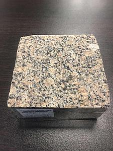 Брусчатка гранитная пилено-колотая, светло-коричневая, 10/10/5 см (Емельяновский гранит, Украина/РФ)