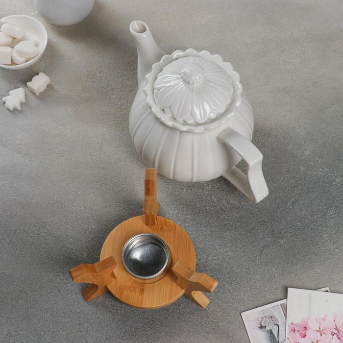 Чайник фарфоровый заварочный на деревянной подставке Доляна «Тюльпан», 700 мл, цвет белый - фото 2 - id-p224690170