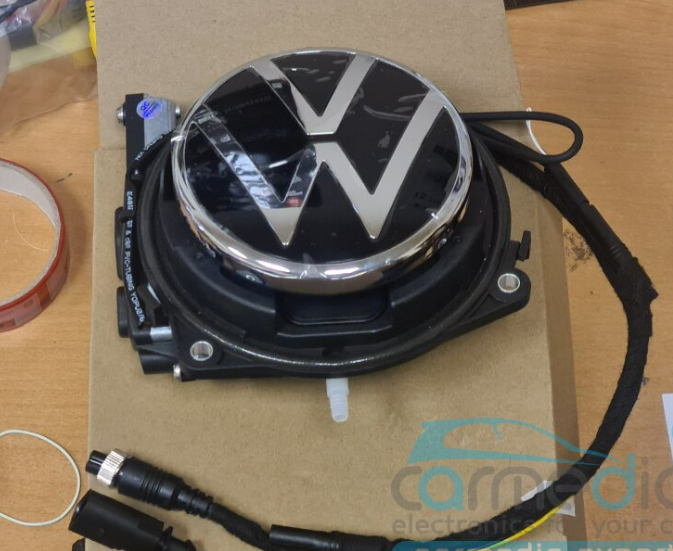 Камера заднего вида Volkswagen Volkswagen Polo VI (2020+) моторизированная вместо заводской эмблемы
