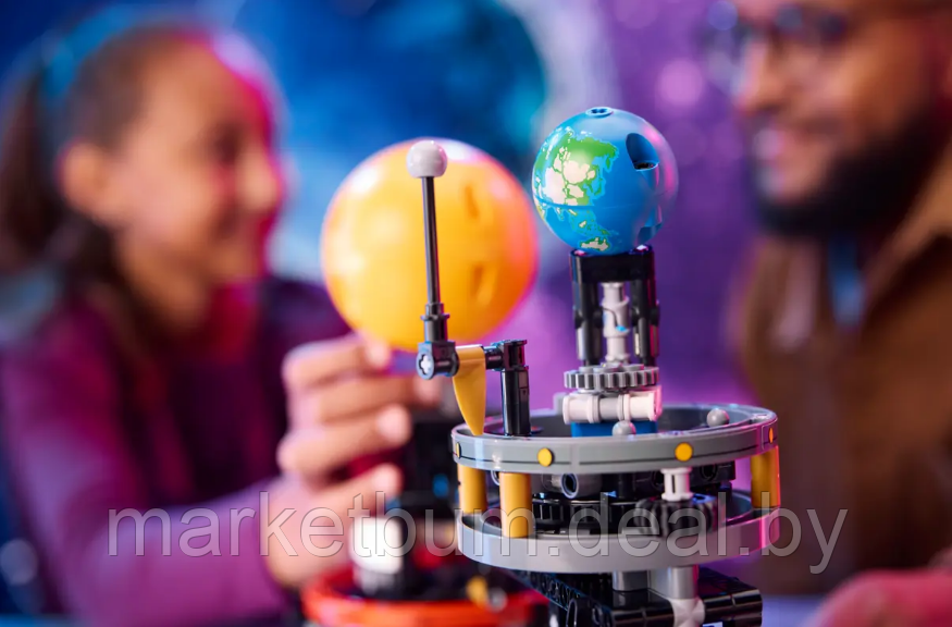 Конструктор LEGO Technic 42179 Планета Земля и Луна на орбите - фото 9 - id-p224933499