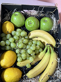 Желто-зеленая коробка фруктов