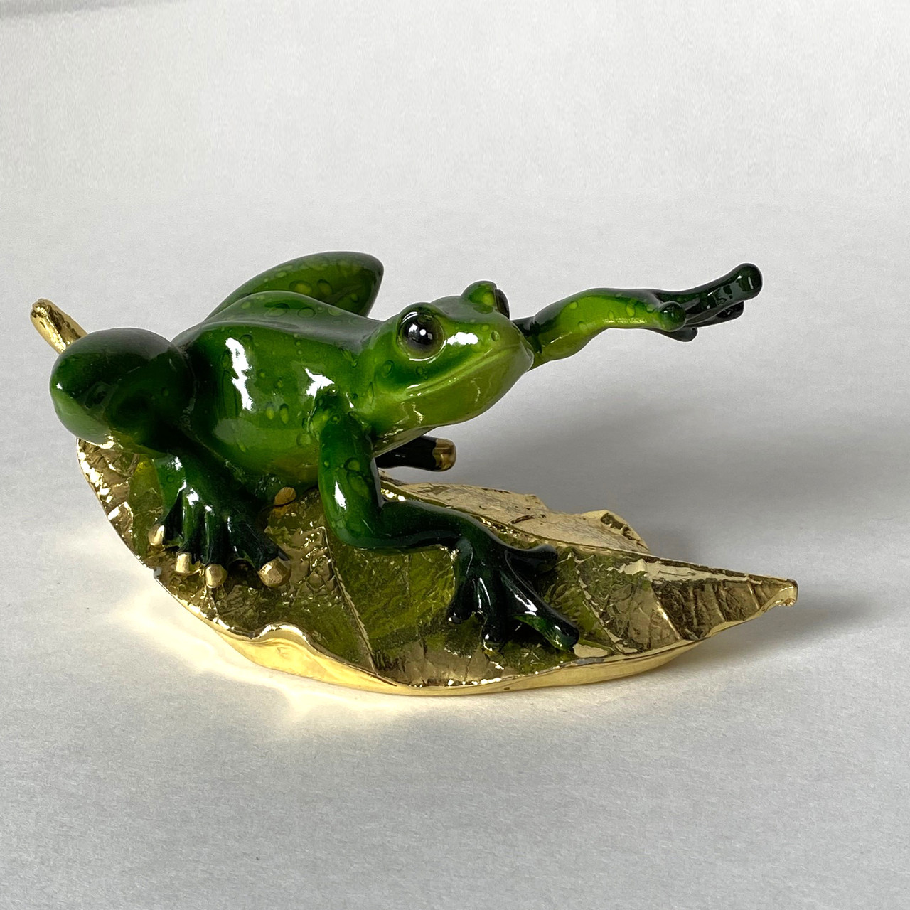 Фигурка лягушка на золотом листочке - фото 1 - id-p6691551