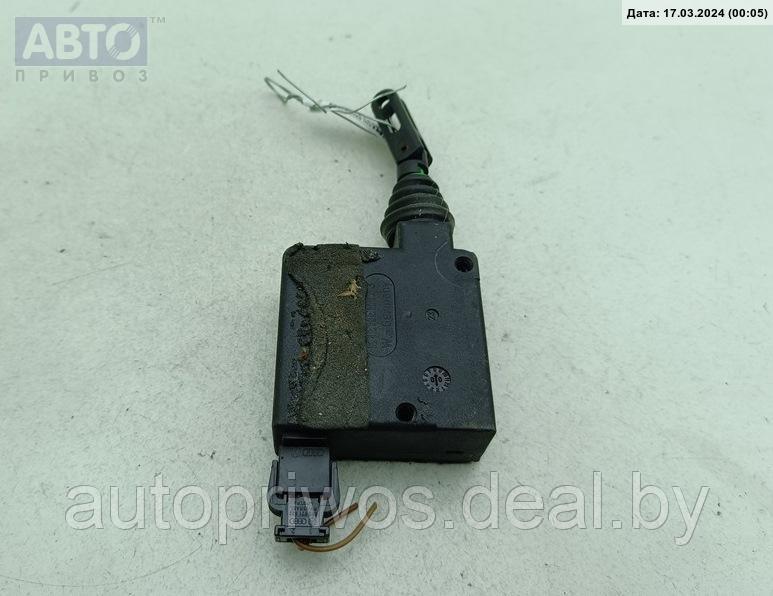 Активатор (привод) замка багажника Audi A8 D2 (1994-2002) - фото 1 - id-p225091603