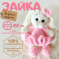 Вязаная игрушка Зайка