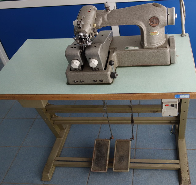 Швейная машина потайного стежка 2- плунжерная для подшивания низа пальто в разварот Strobel Германия БУ - фото 1 - id-p225184717