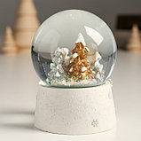 Сувенир полистоун водяной шар "Домик в заснеженном лесу" белый с золотом 7х8х9 см, фото 3