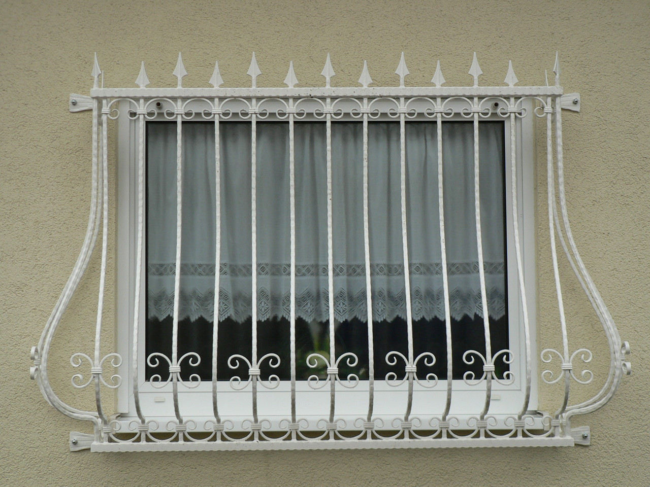 Решетки на окна объемные кованые модель 110