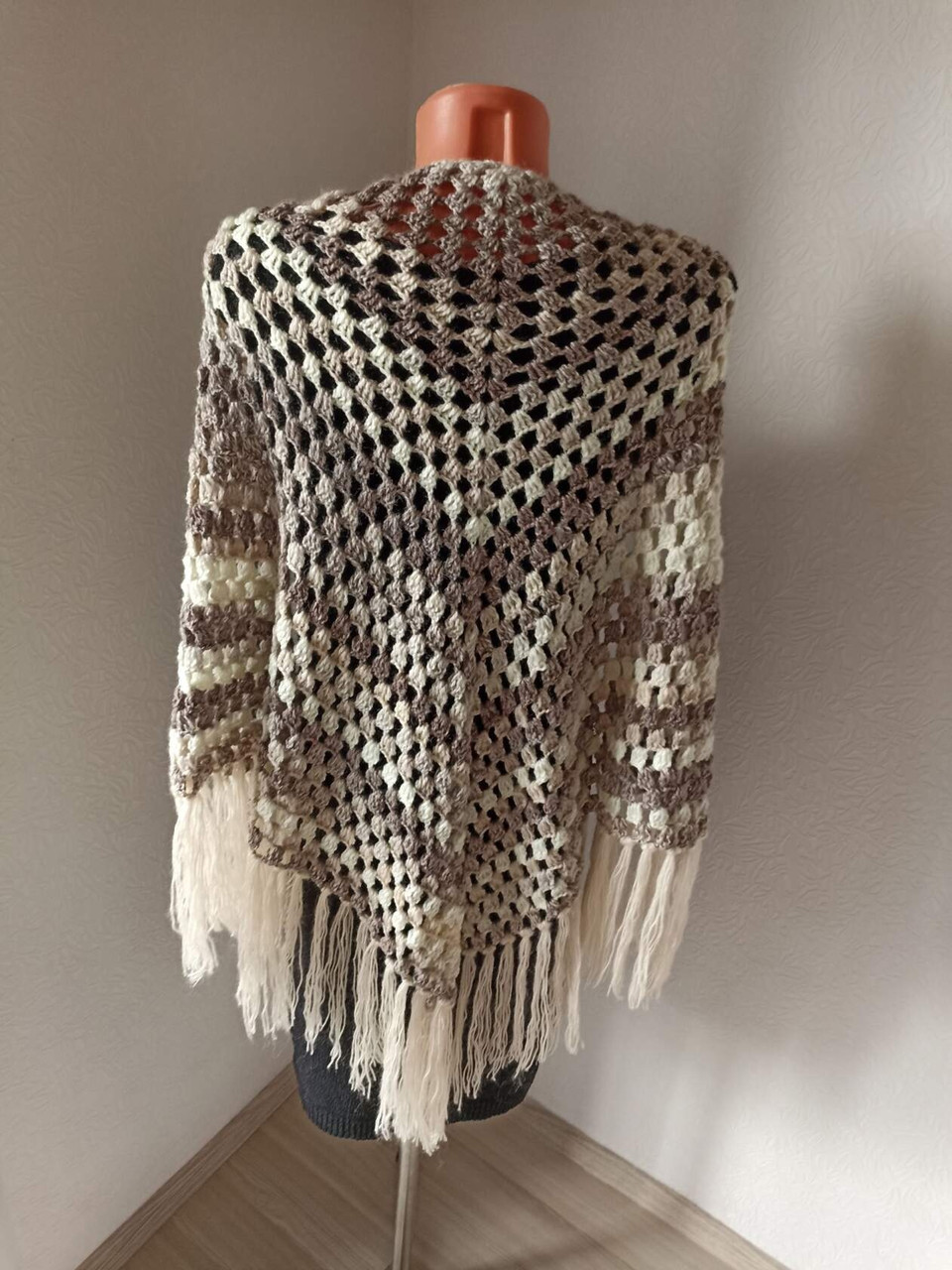 Подарок маме - платок бежевый вязаный крючком теплый - фото 1 - id-p225355202