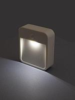Светильник АКЦЕНТ "STEP" для подсветки лестниц квадр. белый, 1 LED 3000K, датч.осв./движ., накл, на 4xAA