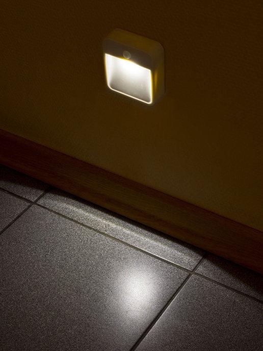 Светильник АКЦЕНТ "STEP" для подсветки лестниц квадр. белый, 1 LED 3000K, датч.осв./движ., накл, на 4xAA - фото 2 - id-p225500902