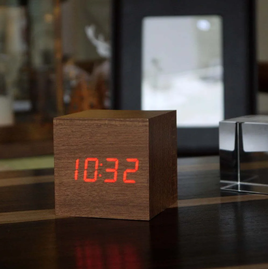 Настольные цифровые часы - будильник в форме куба. Разные цвета - фото 9 - id-p225506046