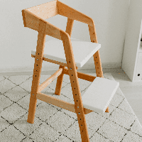 Растущий стул из массива ольхи "Натуральный" с белой сидушкой