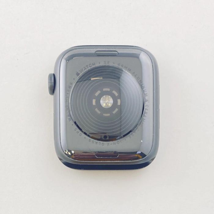 Apple Watch SE GPS, 44mm Space Gray Aluminium Case with Black Sport Band - Regular, Model A2352 - фото 2 - id-p226013008