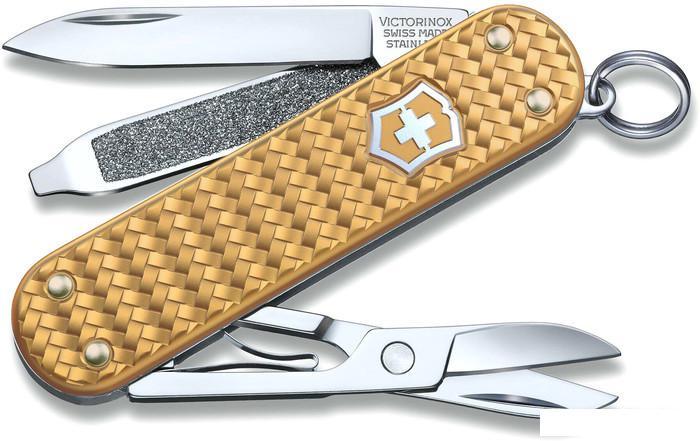Нож-брелок Victorinox Classic Precious Alox 0.6221.408G (золотистый) - фото 1 - id-p226011561