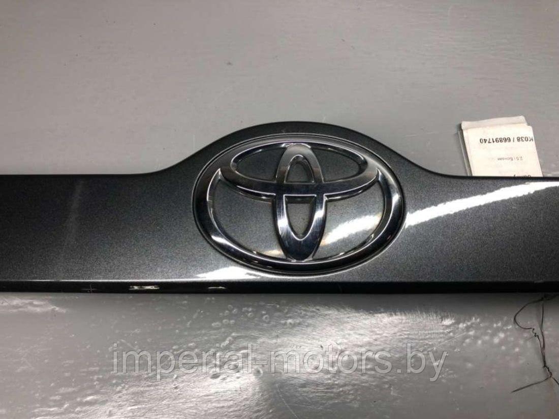 Накладка подсветки номера Toyota Camry XV50 - фото 3 - id-p226408671