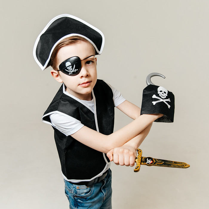 Карнавальный костюм «Пират», 6 предметов: шляпа, жилетка, наглазник, кортик, крюк, кодекс - фото 3 - id-p226498499