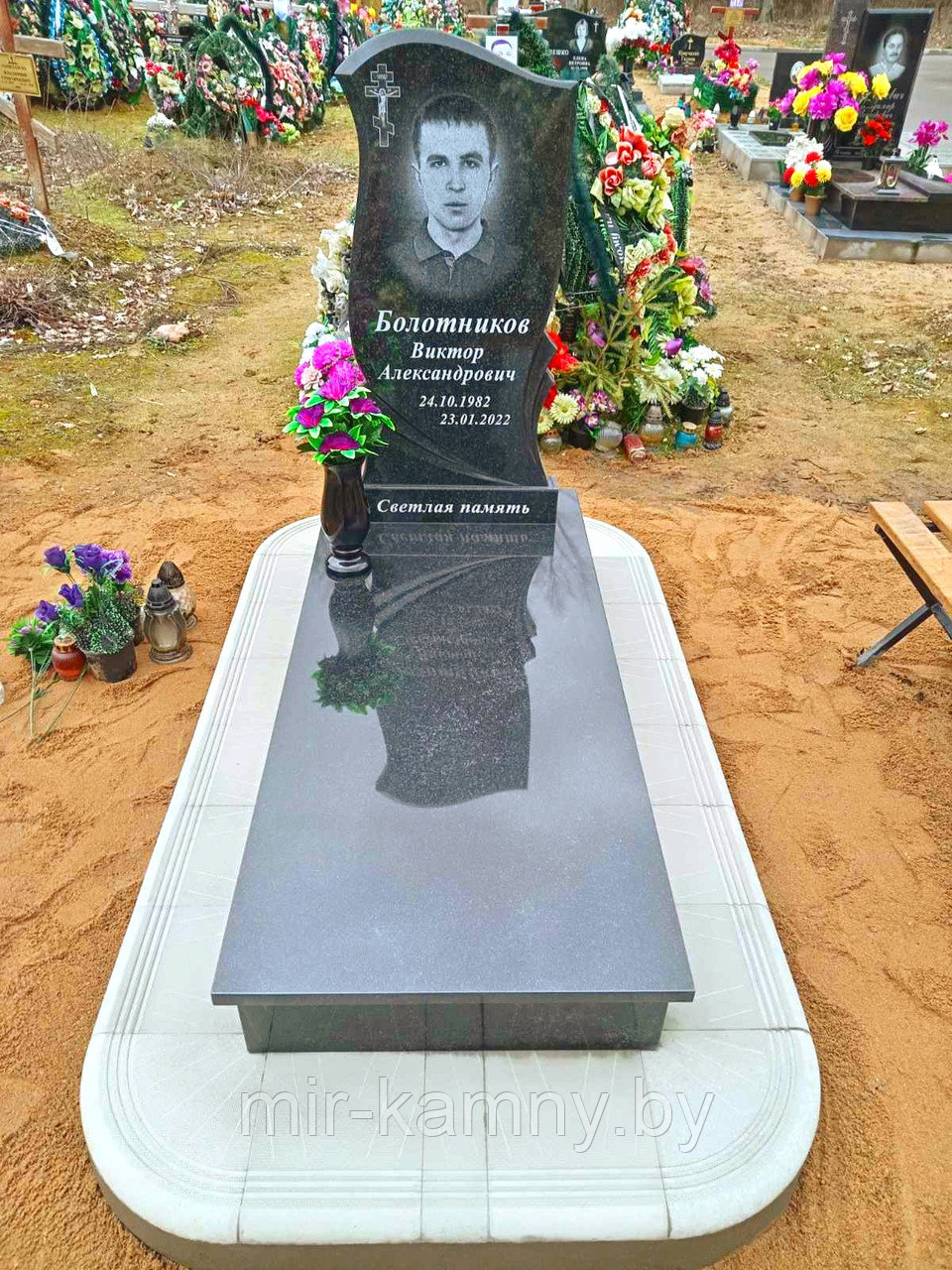 ОДИНОЧНЫЙ КЛАССИЧЕСКИЙ ПАМЯТНИК ИЗ ЧЕРНОГО ГРАНИТА С ГРАВИРОВКОЙ НА СТЕЛЕ