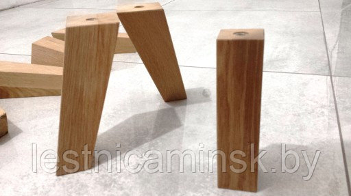 Мебельные ножки (МН 138 ПН/1) наклонные из дуба h=140 мм,d=45*25. Шлифованные под покрытие.