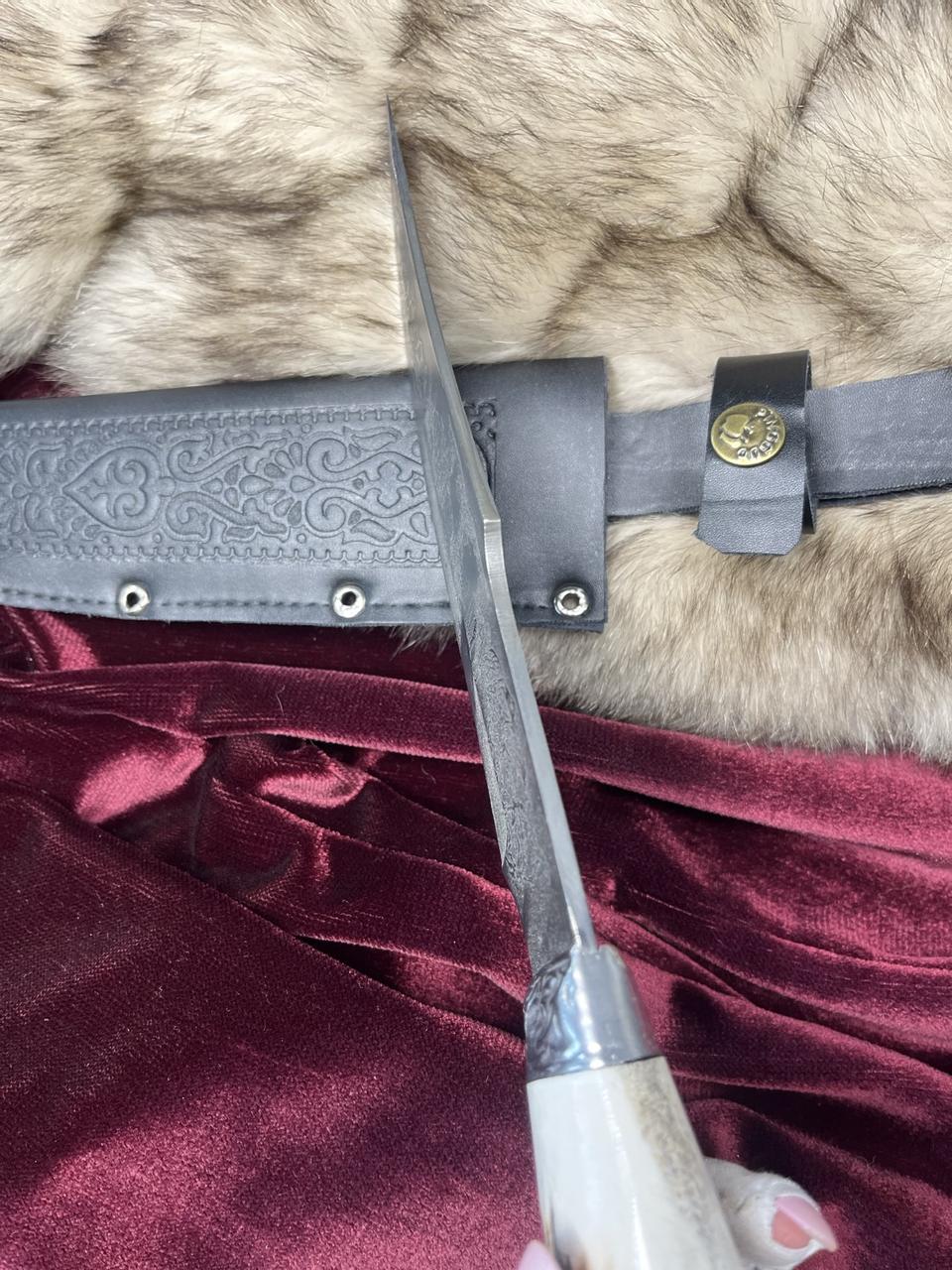 Охотничий нож с Головой Зверя (Тигр), рукоять из белого рога Сайгака, с чехлом - фото 4 - id-p199855911