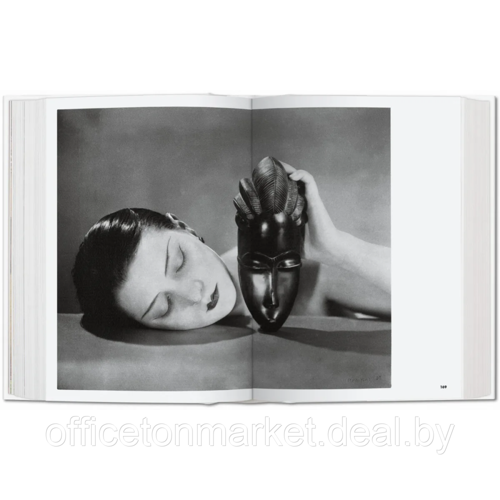 Книга на английском языке "Photo Icons. 50 Landmark Photographs and Their Stories" - фото 2 - id-p226685090