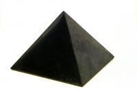 Шунгитовая пирамида полированная (длина грани основания 3 см)