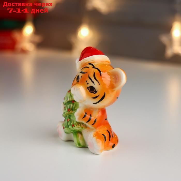 Сувенир керамика "Рыжий тигрёнок в колпаке с ёлочкой" 8х6,2х4 см - фото 2 - id-p226967662
