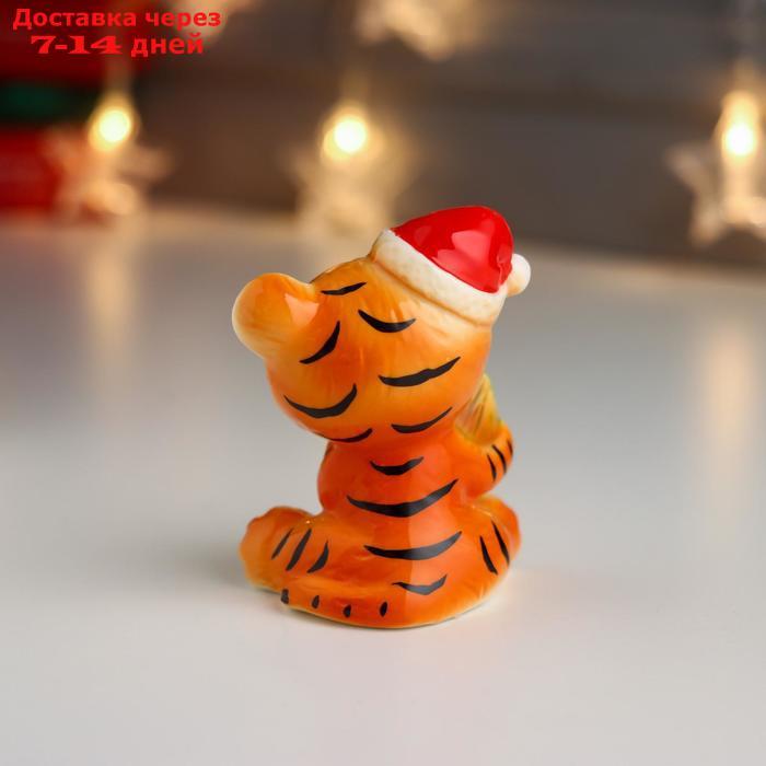 Сувенир керамика "Рыжий тигрёнок в колпаке с ёлочкой" 8х6,2х4 см - фото 4 - id-p226967662