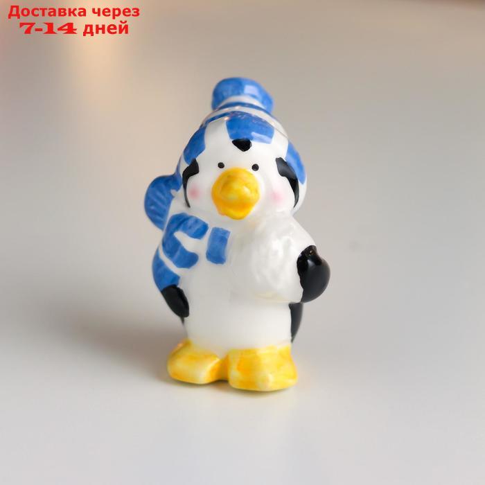 Сувенир керамика "Пингвин, в вязаной полосатой синей шапке и шарфе, со снежком" 8х4,5х5,5 см - фото 1 - id-p226967668