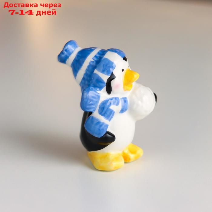 Сувенир керамика "Пингвин, в вязаной полосатой синей шапке и шарфе, со снежком" 8х4,5х5,5 см - фото 2 - id-p226967668