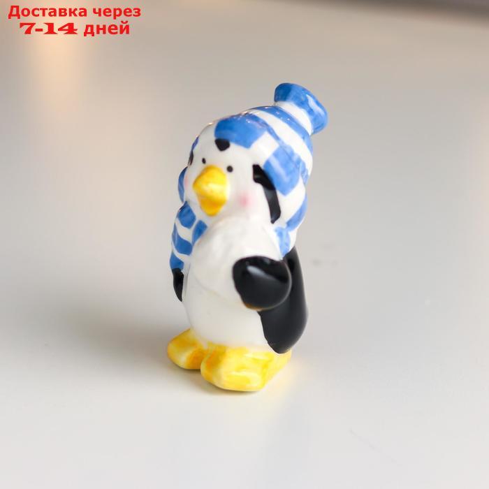 Сувенир керамика "Пингвин, в вязаной полосатой синей шапке и шарфе, со снежком" 8х4,5х5,5 см - фото 3 - id-p226967668