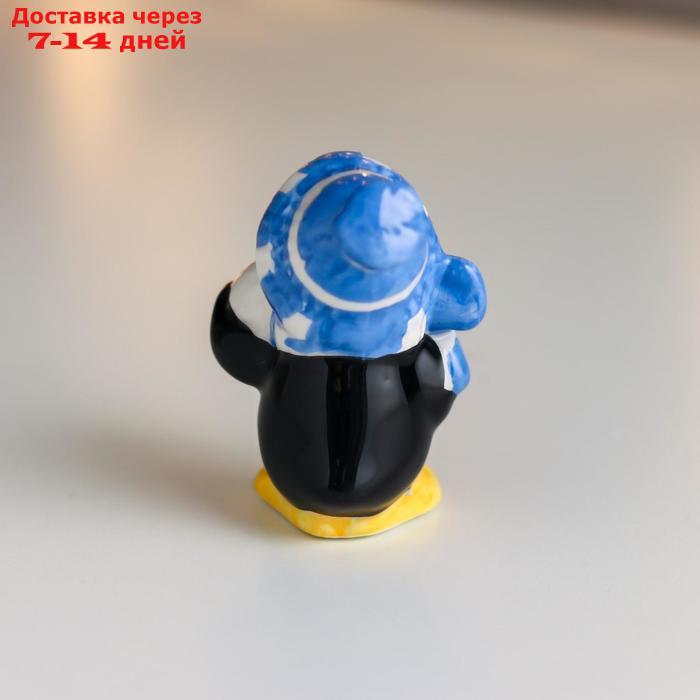 Сувенир керамика "Пингвин, в вязаной полосатой синей шапке и шарфе, со снежком" 8х4,5х5,5 см - фото 4 - id-p226967668