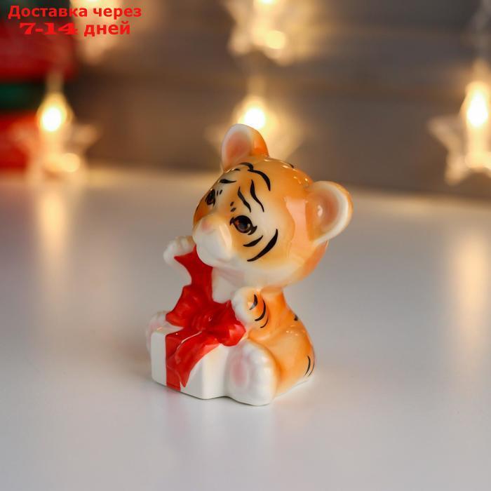 Сувенир керамика "Рыжий тигрёнок с подарочком" 8х6,3х5,5 см - фото 2 - id-p226967691
