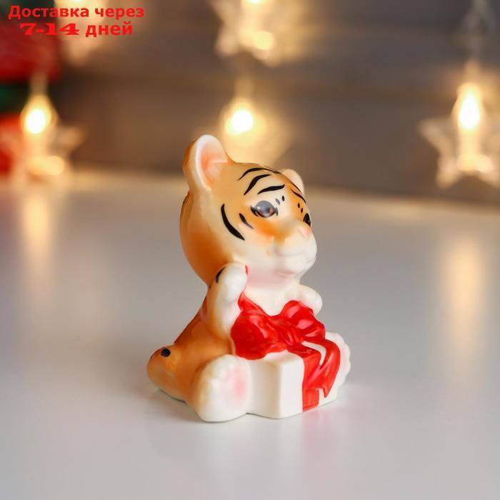 Сувенир керамика "Рыжий тигрёнок с подарочком" 8х6,3х5,5 см - фото 3 - id-p226967691