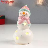 Сувенир керамика свет "Снеговик, розовая шапка и шарф, звёздочки" 11,5х6х6 см