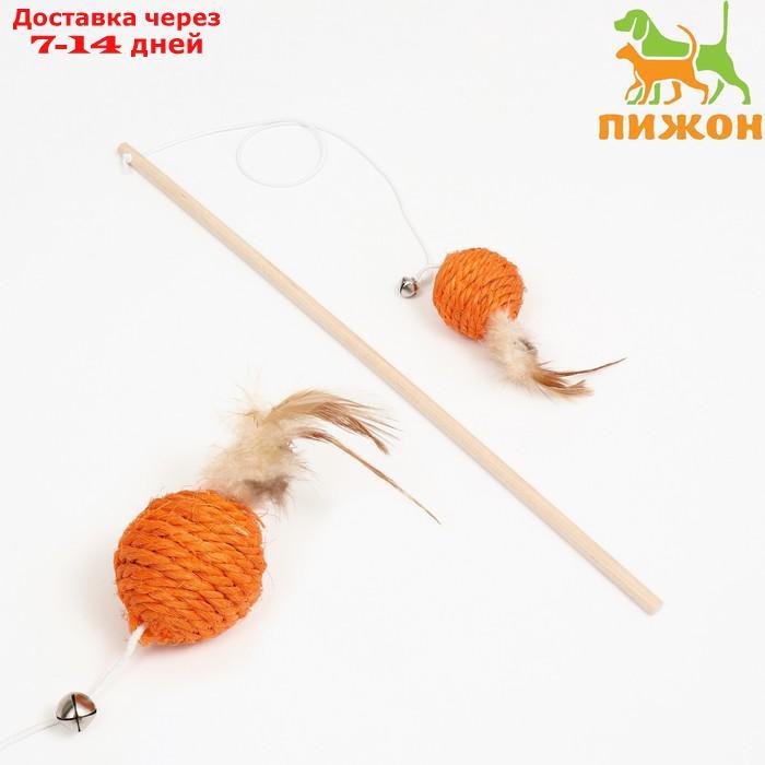 Дразнилка "Сизалевый шар" с перьями и бубенчиком, на деревянной ручке, 40 см, оранжевый шар - фото 1 - id-p227029902
