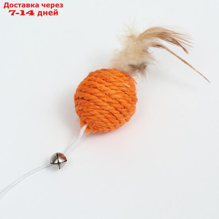 Дразнилка "Сизалевый шар" с перьями и бубенчиком, на деревянной ручке, 40 см, оранжевый шар - фото 2 - id-p227029902