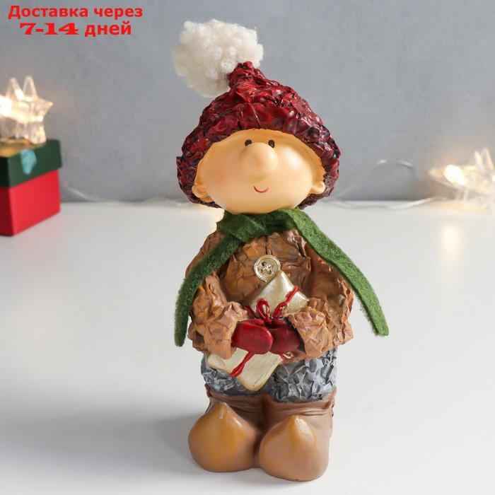 Сувенир полистоун "Малыш в красной шапке и зелёном шарфике с подарком" 7,5х10х17 см - фото 1 - id-p227007992
