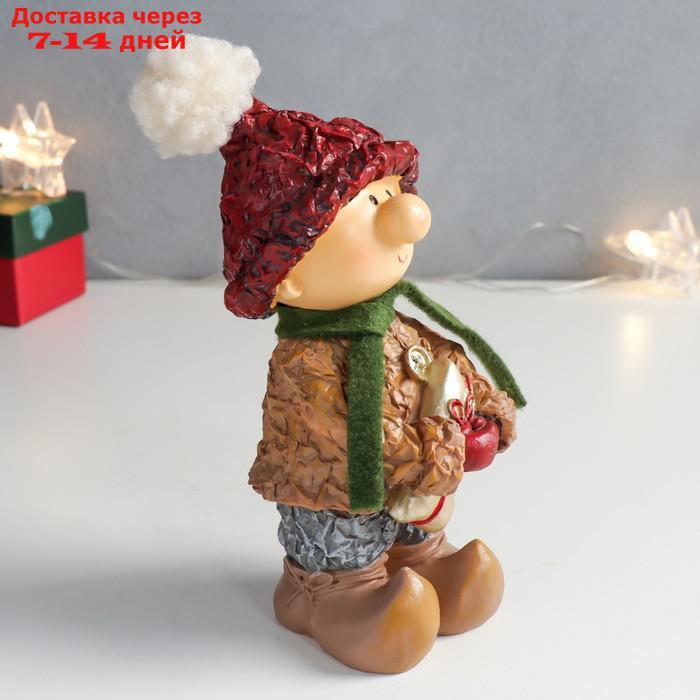 Сувенир полистоун "Малыш в красной шапке и зелёном шарфике с подарком" 7,5х10х17 см - фото 2 - id-p227007992