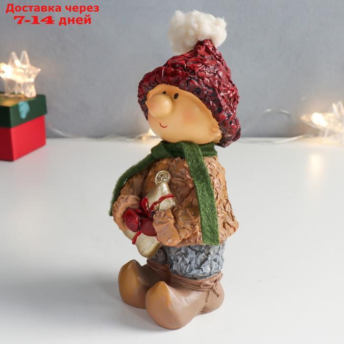 Сувенир полистоун "Малыш в красной шапке и зелёном шарфике с подарком" 7,5х10х17 см - фото 4 - id-p227007992