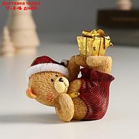 Сувенир полистоун "Мишка в новогоднем колпаке с подарками, упражение берёзка" 7х4х7,5 см